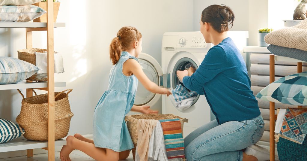 Read more about the article Get Creative and Smell Great with These 5 Fabric Softener Tips!