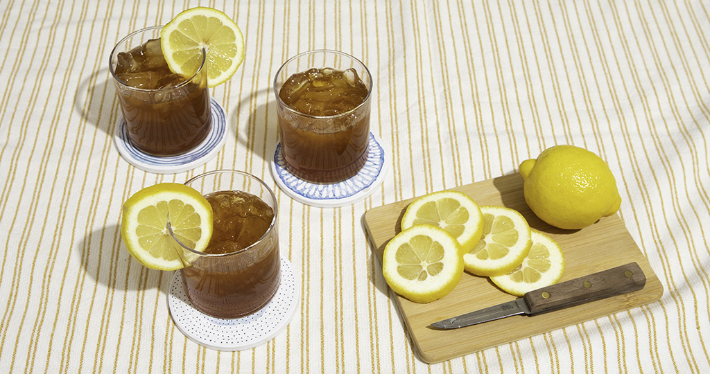 Lemon iced tea served with fresh lemon slices.