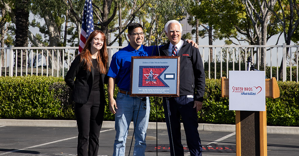 Fallen Patriots recipient presenting Stater Bros. Markets CEO Pete Van Helden with a plaque. 